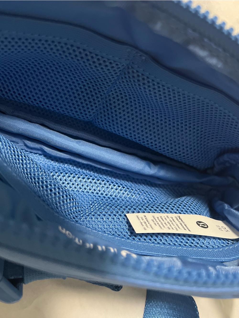 Lululemon NWT Everywhere Belt Bag 1L Pool Party Blue - Picture 4 of 5